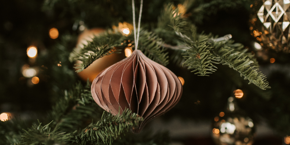 Використання штучних ялинкових гілок у декорі різдвяних фестивалів