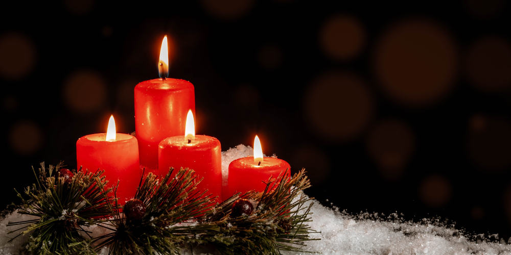 Використання штучних ялинок у різдвяному інтер'єрі кафе